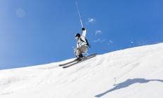 ac米兰官网-赛道风云，雷诺黑马碾压红色传奇，塞恩斯惊艳四座改写格局