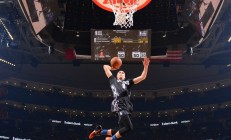 米兰真人-阿圭罗式爆发！国际米兰单节狂飙终结悬念，拉齐奥遭遇战术性击倒