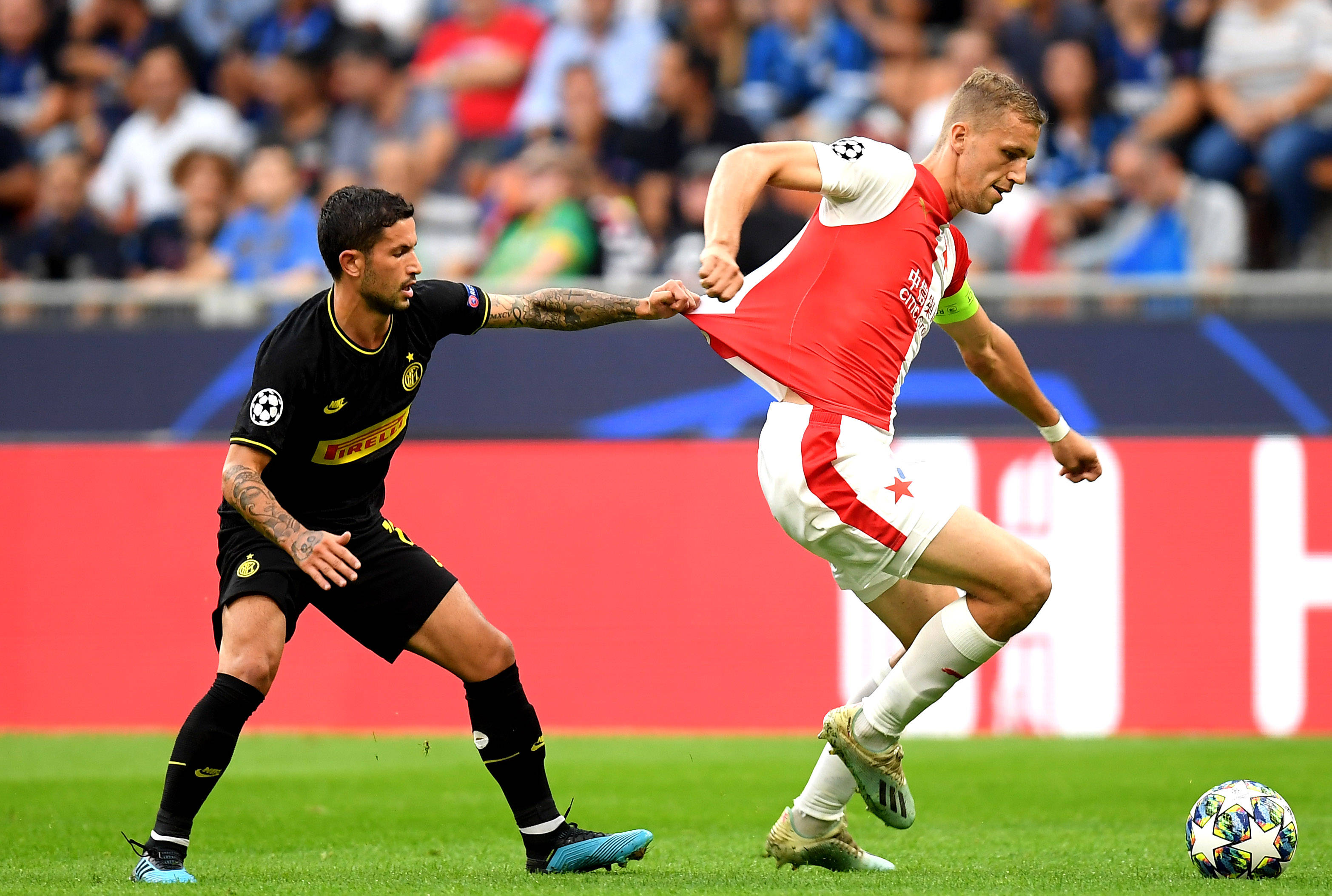 里尔主场大捷,球队士气高昂 里尔主场大捷,球队士气高昂