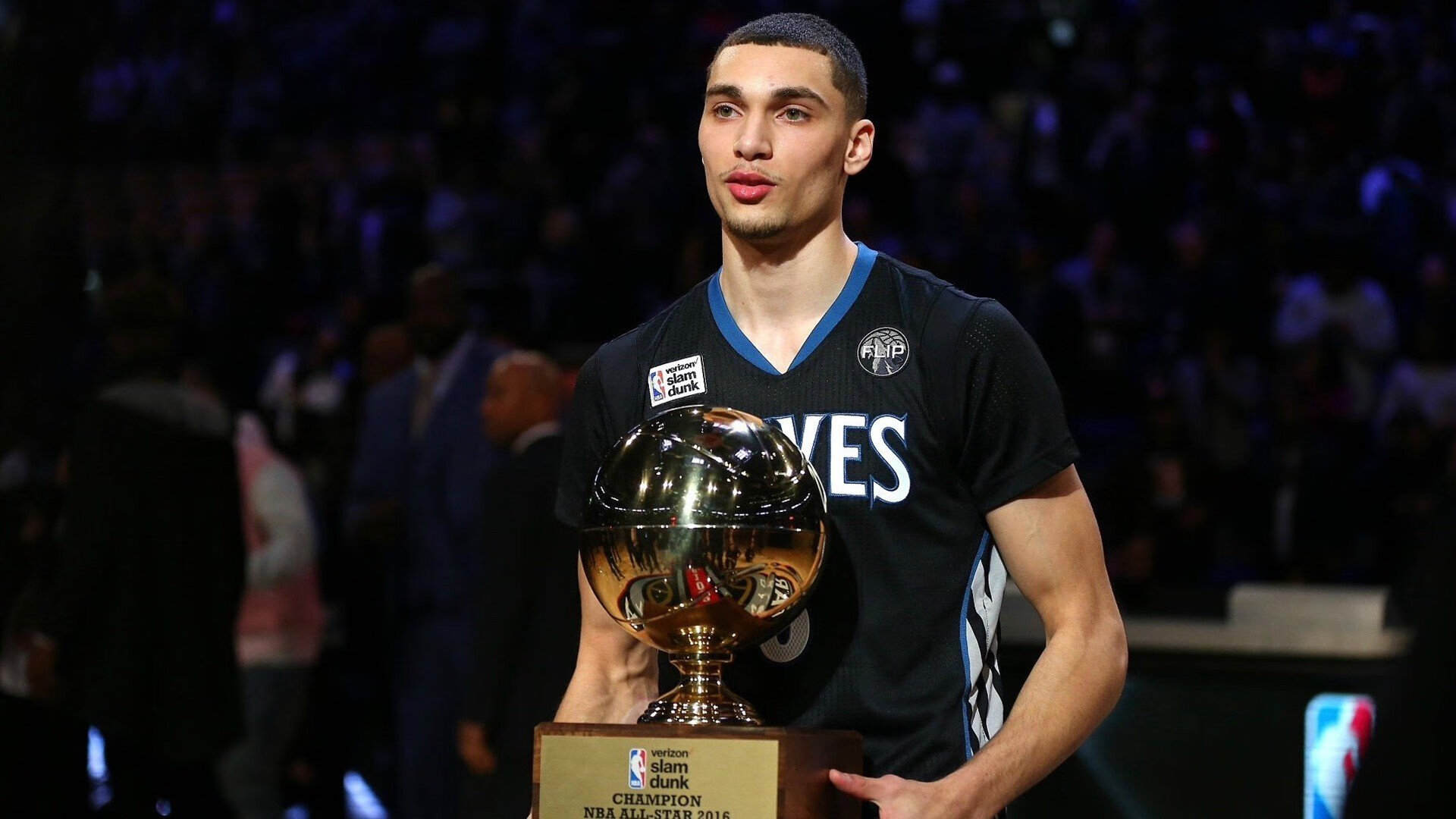 戈贝尔关键回合不手软,雄鹿绝杀魔术,防守巨塔的制胜时刻