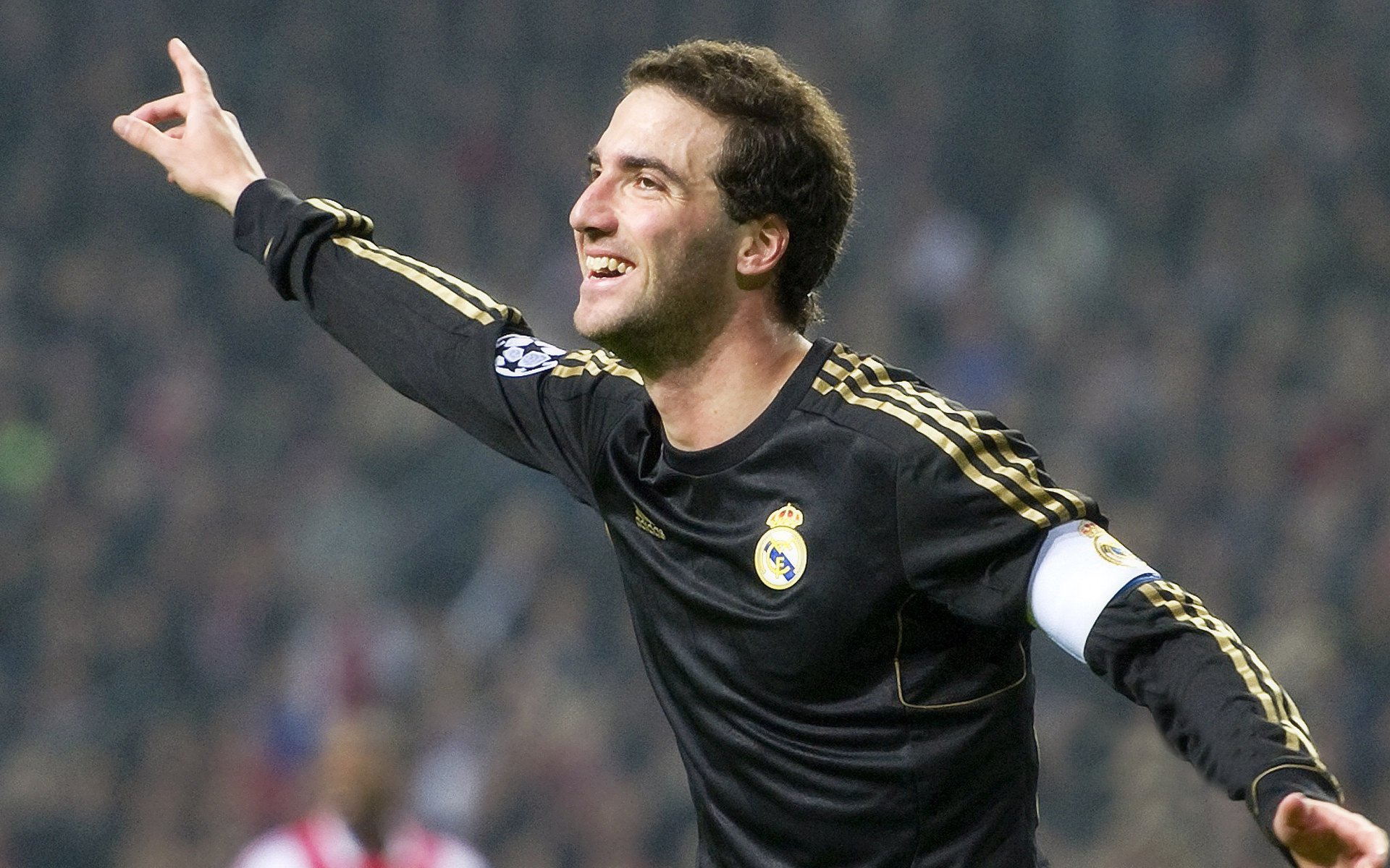 赛道上的冰与火之歌，周冠宇状态火热，迈凯伦绝杀阿斯顿马丁